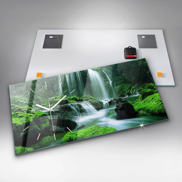 Horloge murale horizontale Cascade parmi la mousse