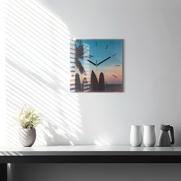 Pendule carrée en verre Surfer sur la plage