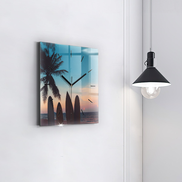 Pendule carrée en verre Surfer sur la plage