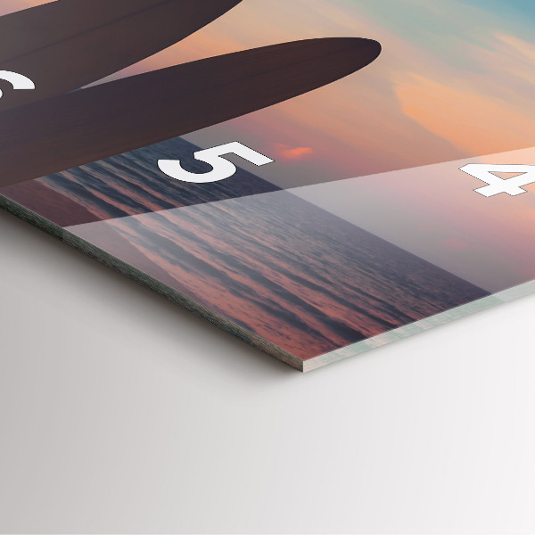 Pendule carrée en verre Surfer sur la plage