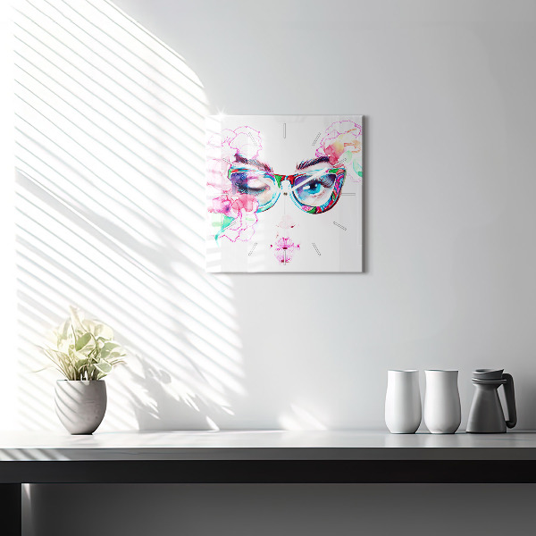 Horloge murale carrée Femme avec des lunettes