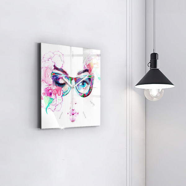 Horloge murale carrée Femme avec des lunettes