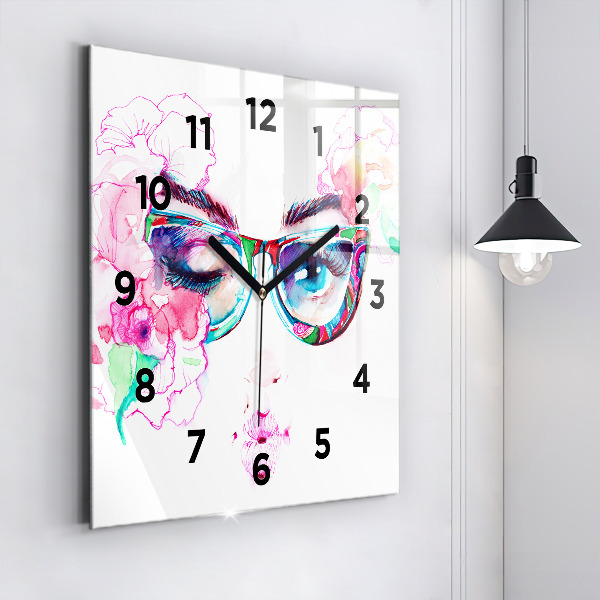 Horloge murale carrée Femme avec des lunettes