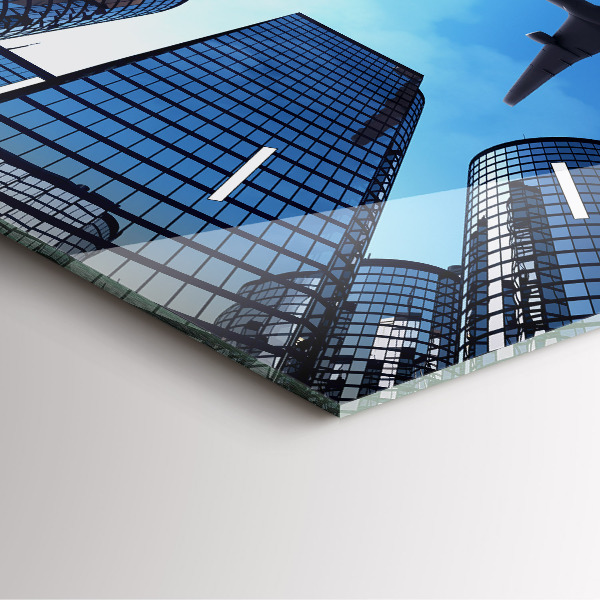 Horloge carrée en verre Avion au-dessus des bâtiments