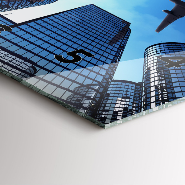 Horloge carrée en verre Avion au-dessus des bâtiments