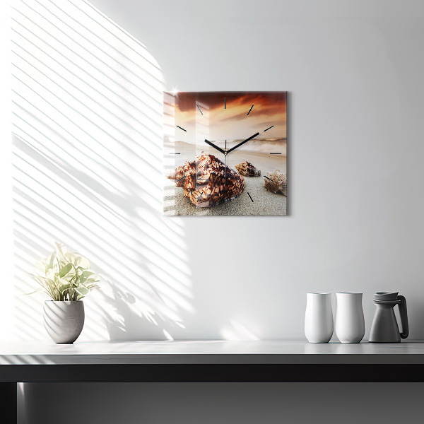 Horloge murale carrée Un coquillage sur la plage