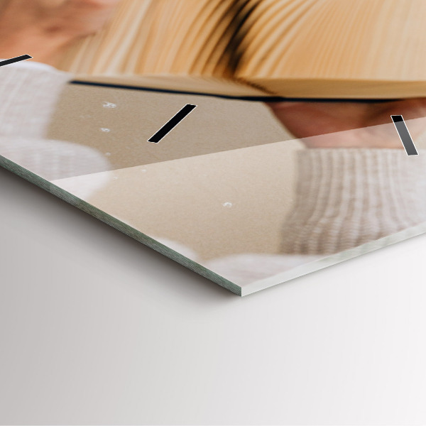 Horloge murale carrée Un moment avec un livre