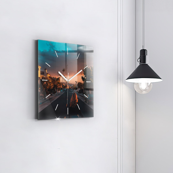 Horloge murale carrée Femme sur la route