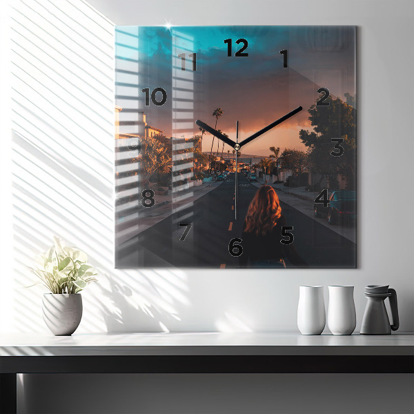 Horloge murale carrée Femme sur la route