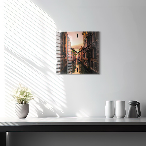 Horloge murale carrée Vue du canal dans la ville