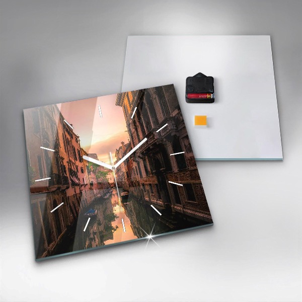 Horloge murale carrée Vue du canal dans la ville