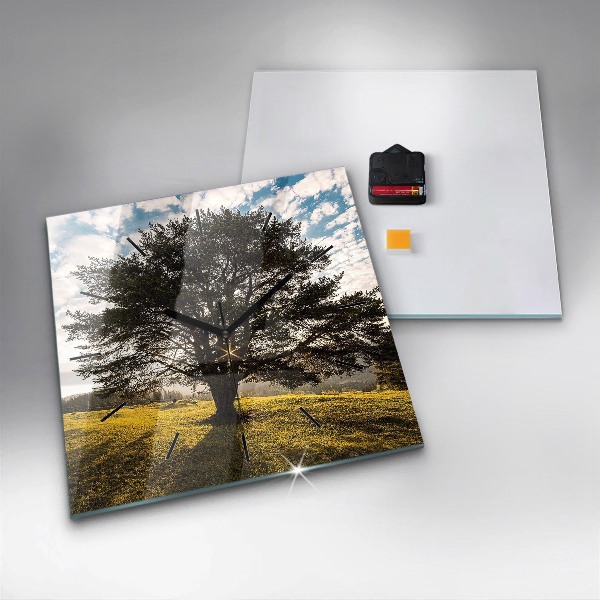 Horloge murale carrée Un arbre sur une colline