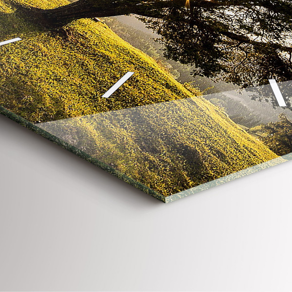 Horloge murale carrée Un arbre sur une colline