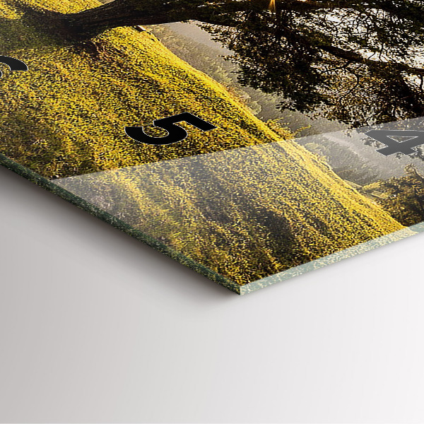 Horloge murale carrée Un arbre sur une colline