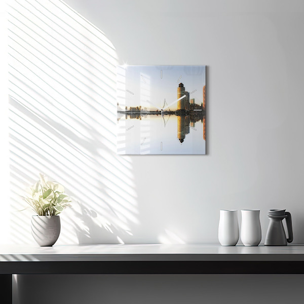 Horloge murale carrée Une ville sur la rivière