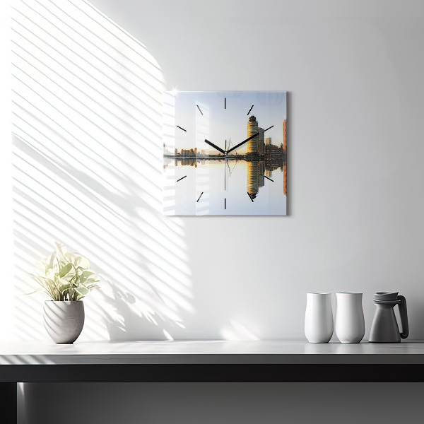 Horloge murale carrée Une ville sur la rivière