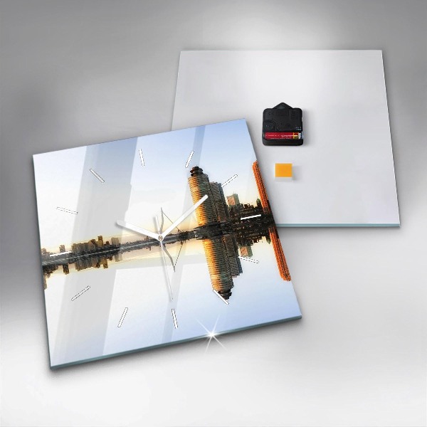 Horloge murale carrée Une ville sur la rivière