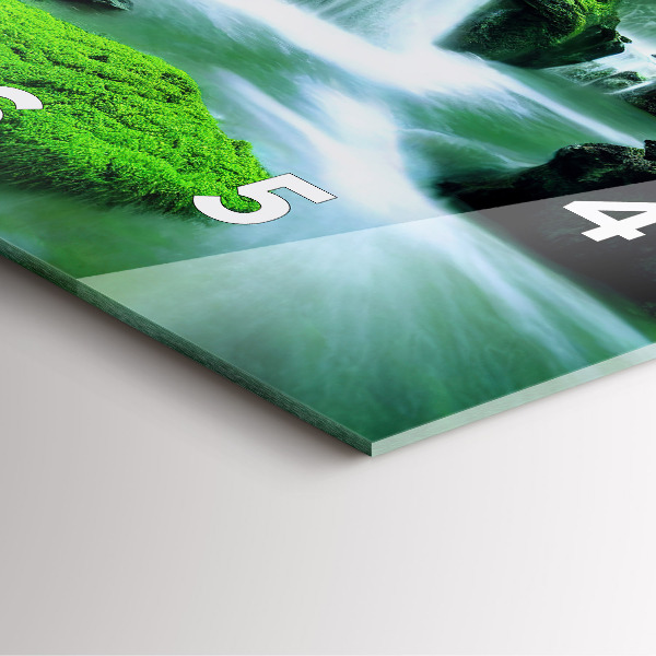 Horloge murale carrée Cascade parmi la mousse