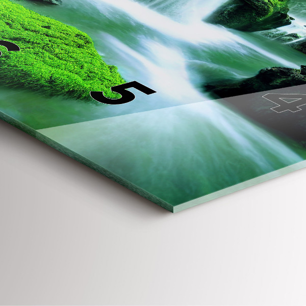 Horloge murale carrée Cascade parmi la mousse