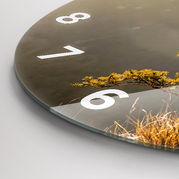 Horloge ronde Un arbre dans les montagnes