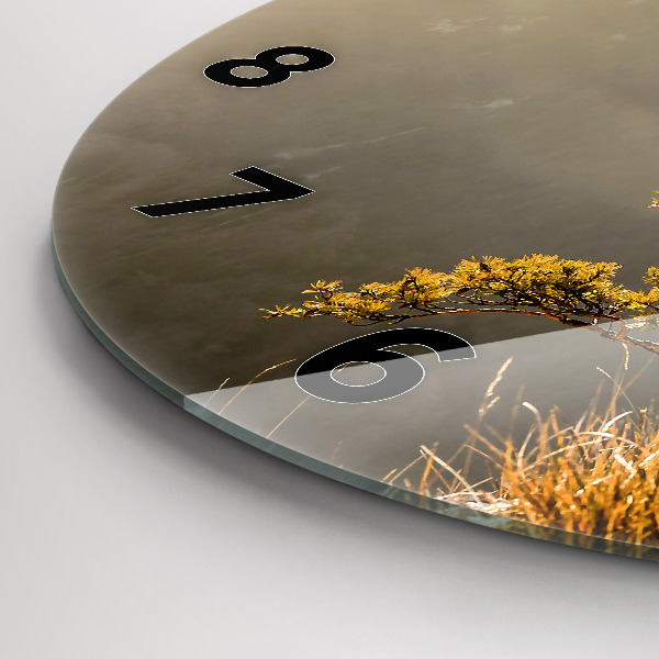 Horloge ronde Un arbre dans les montagnes