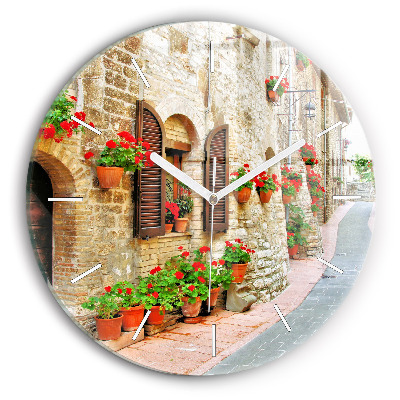 Horloge ronde Une rue pittoresque