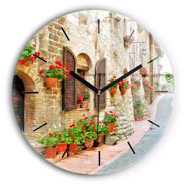Horloge ronde Une rue pittoresque