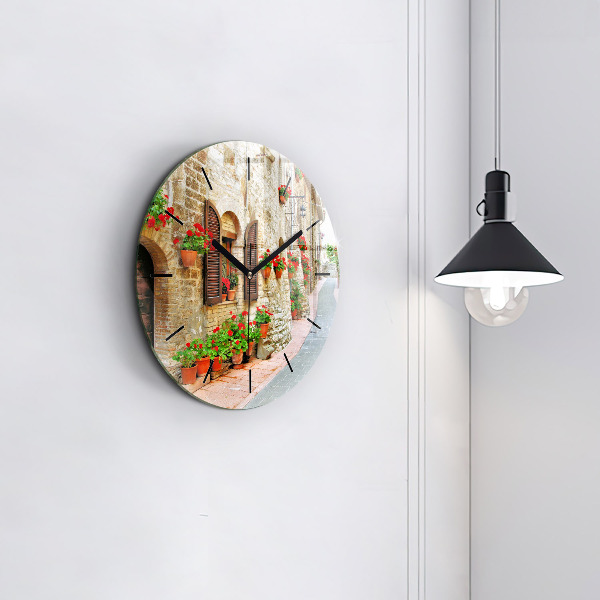 Horloge ronde Une rue pittoresque