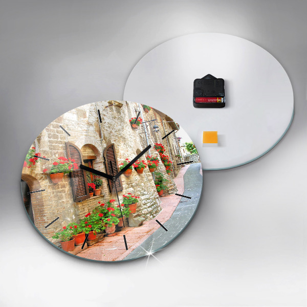 Horloge ronde Une rue pittoresque