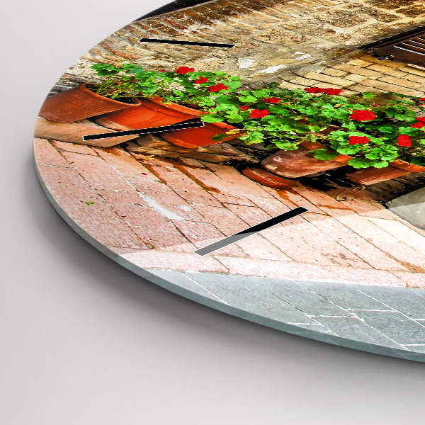 Horloge ronde Une rue pittoresque