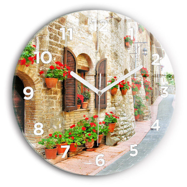 Horloge ronde Une rue pittoresque