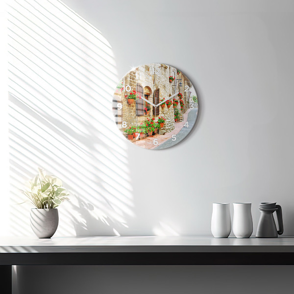 Horloge ronde Une rue pittoresque