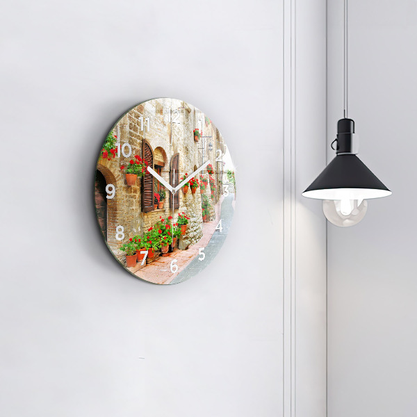 Horloge ronde Une rue pittoresque