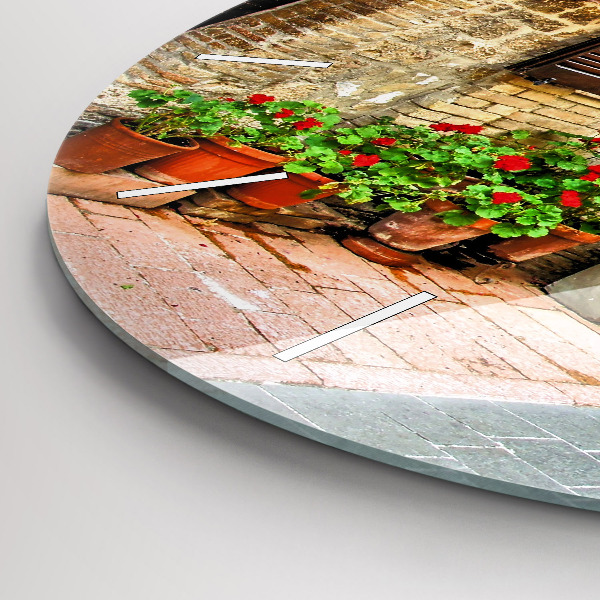 Horloge ronde Une rue pittoresque