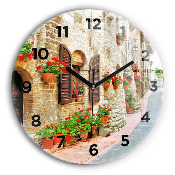 Horloge ronde Une rue pittoresque