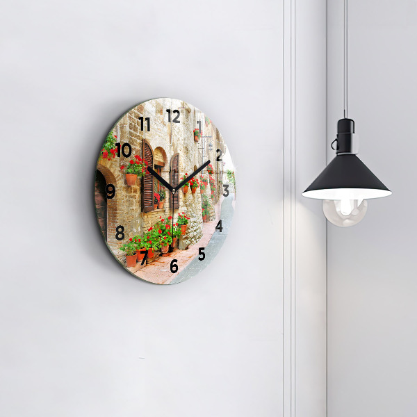 Horloge ronde Une rue pittoresque