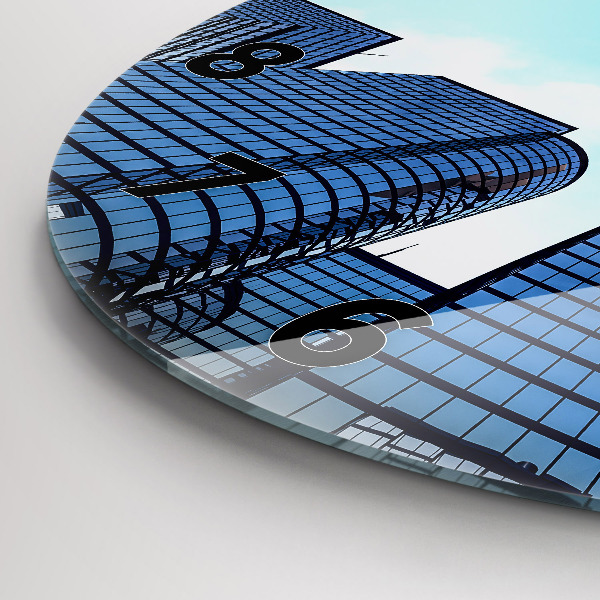 Horloge ronde Avion au-dessus des bâtiments