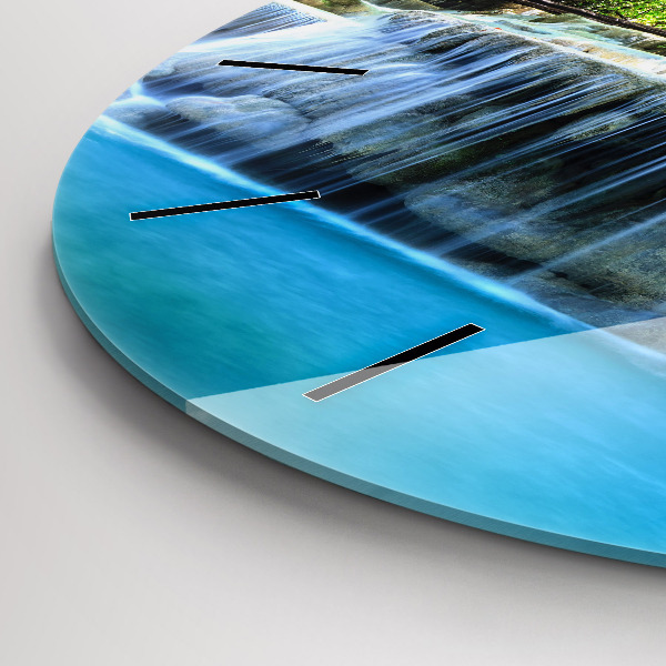 Horloge ronde Cascade dans la forêt