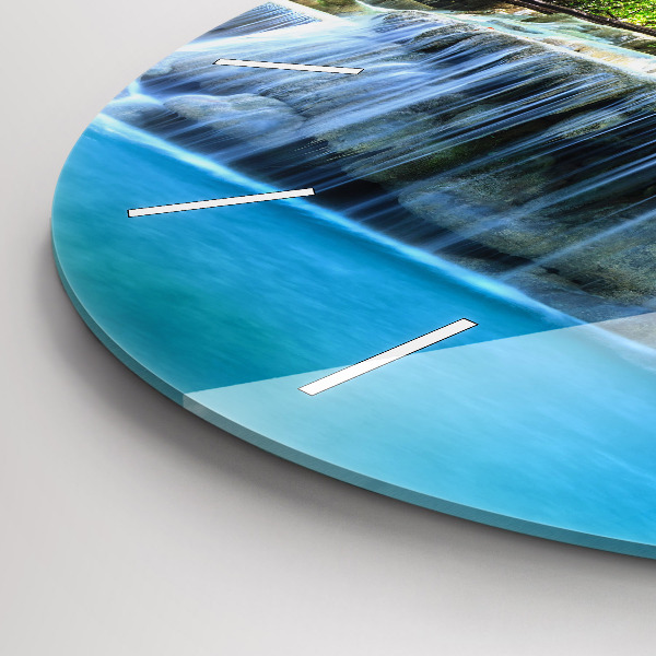 Horloge ronde Cascade dans la forêt