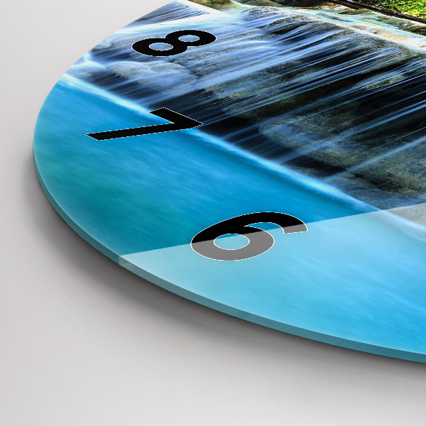 Horloge ronde Cascade dans la forêt