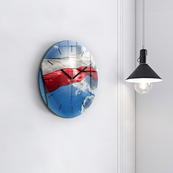Horloge ronde Le drapeau polonais contre le ciel