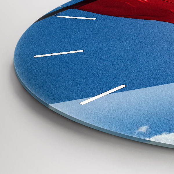 Horloge ronde Le drapeau polonais contre le ciel