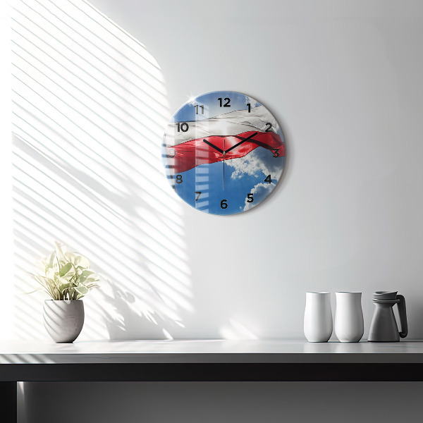 Horloge ronde Le drapeau polonais contre le ciel