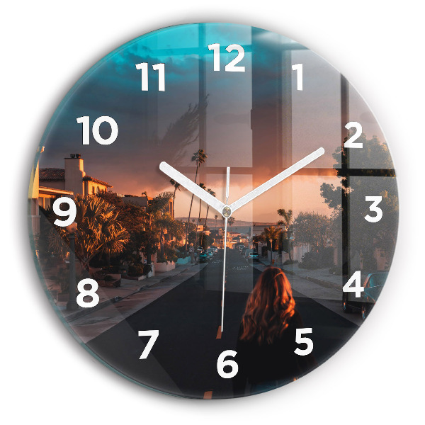 Horloge ronde Femme sur la route