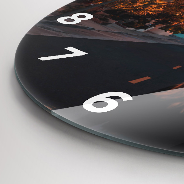 Horloge ronde Femme sur la route