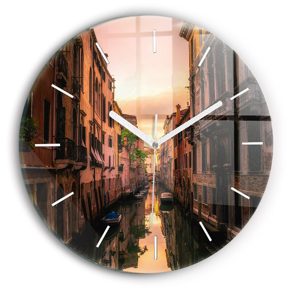 Horloge ronde Vue du canal dans la ville