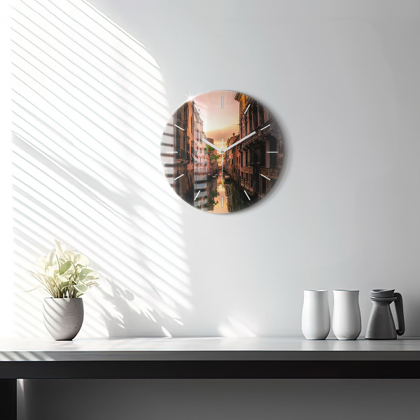 Horloge ronde Vue du canal dans la ville