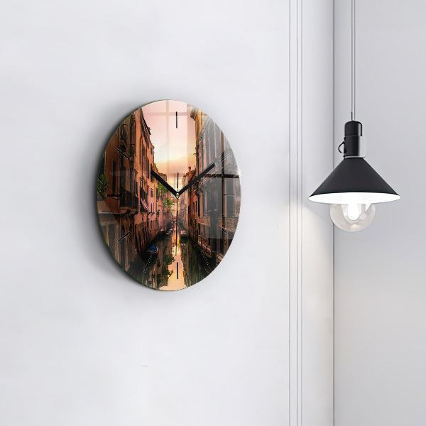 Horloge ronde Vue du canal dans la ville