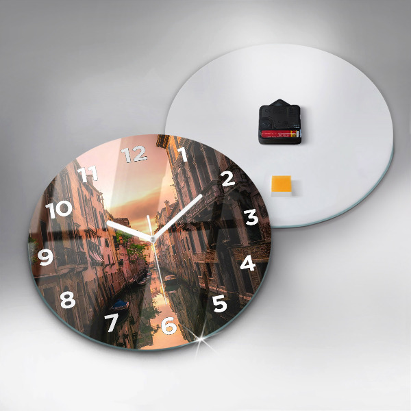 Horloge ronde Vue du canal dans la ville