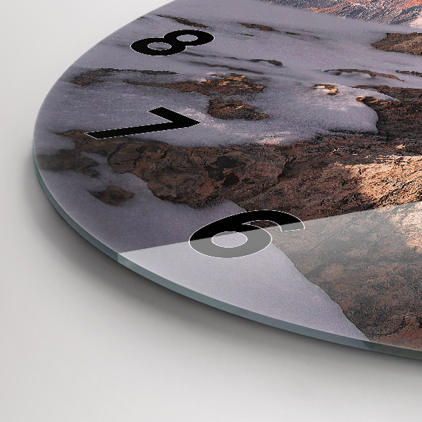 Horloge ronde Une montagne couverte de neige
